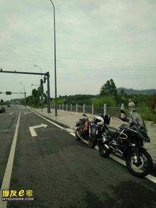 机车路过学校吃瓜